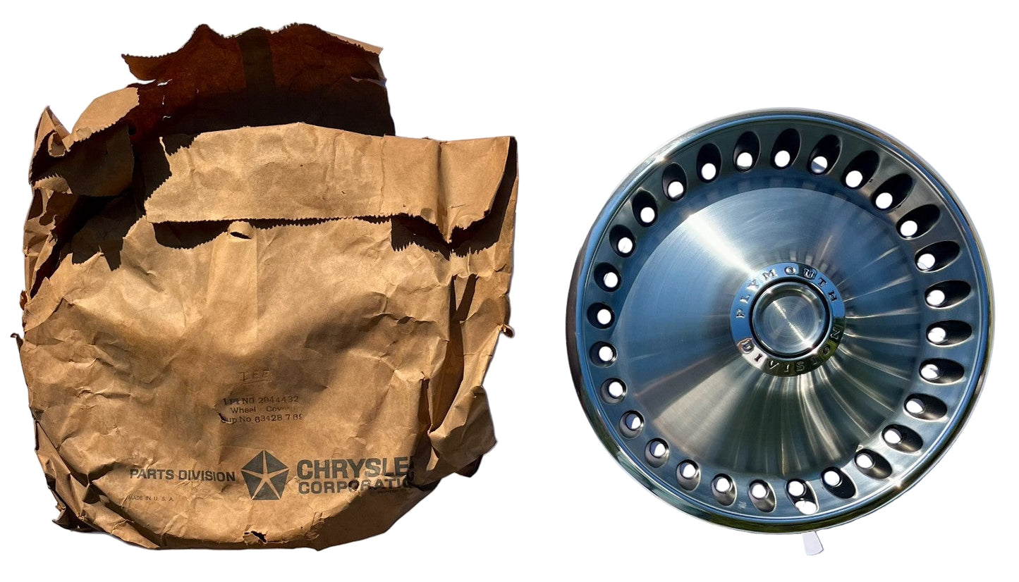 New Old Stock Hub Cap for 1970-72 Plymouth Barracuda Models Mopar #2944432